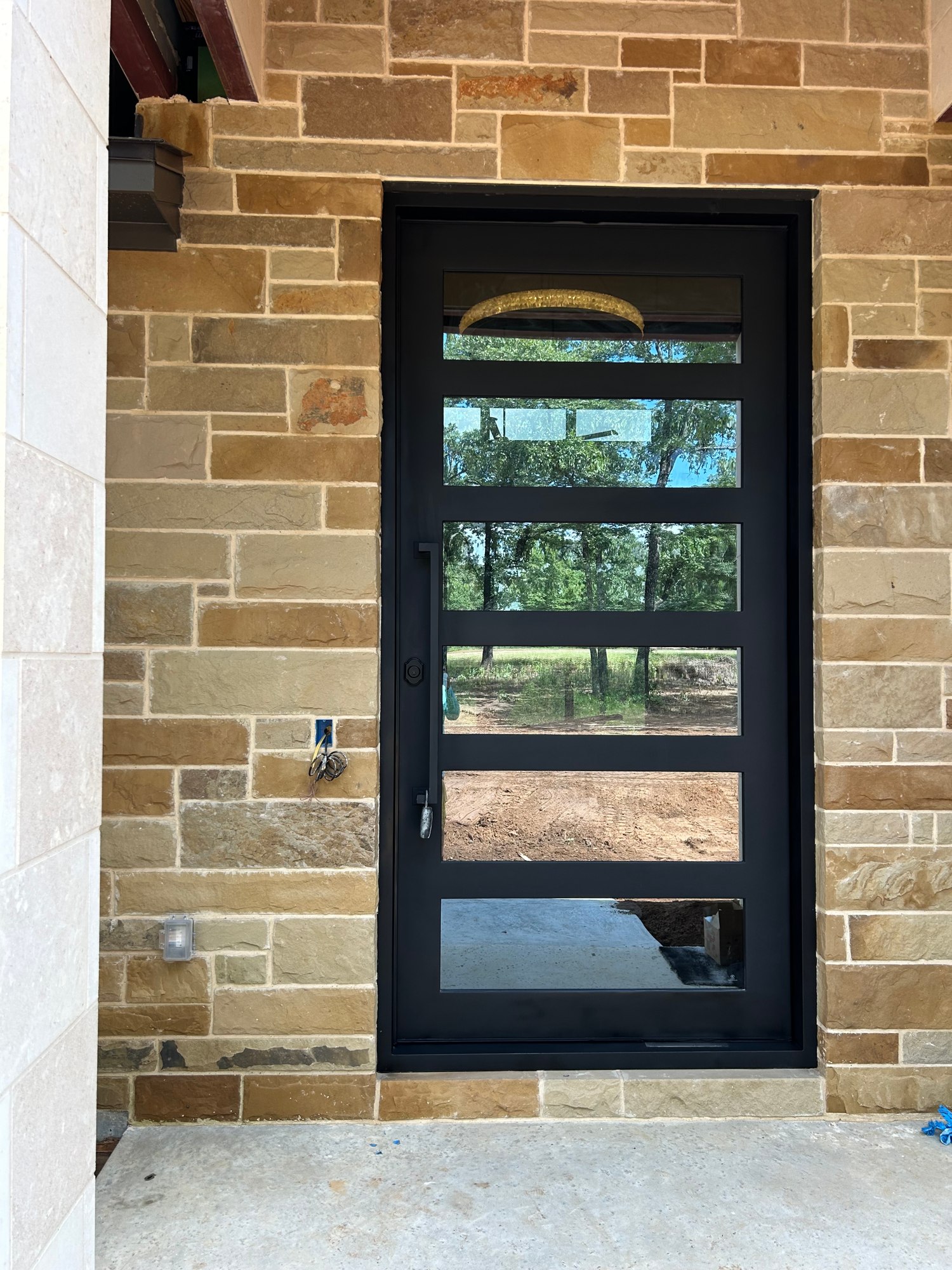 Single entry with horizontal glass panels